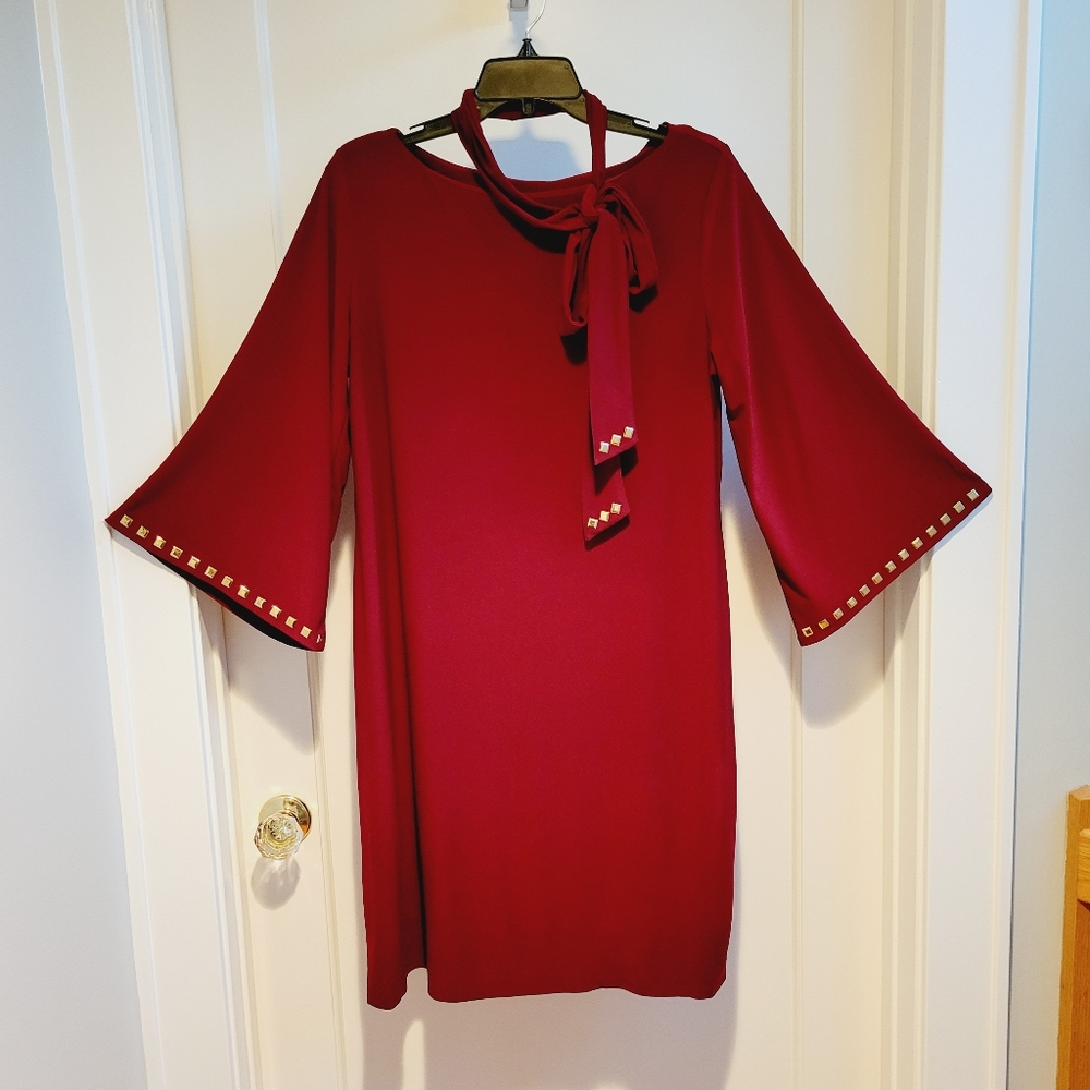 Sale 🔥 red & gold accent 3/4 bell sleeve gold accent shift dress